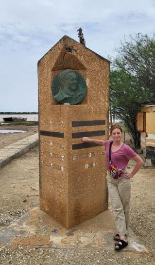 Camille devant la stele de mermoz 1