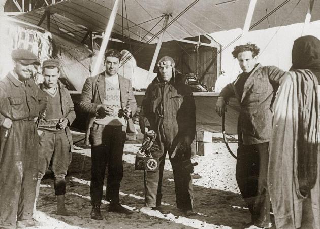 Jean mermoz et des amis