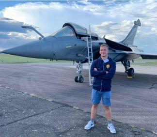 Jeune pilote sur rafale