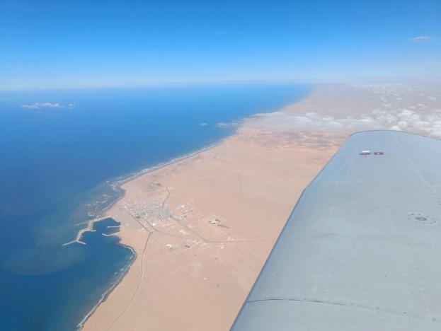 Revoila tarfaya nous devinons la piste au nord de la ville